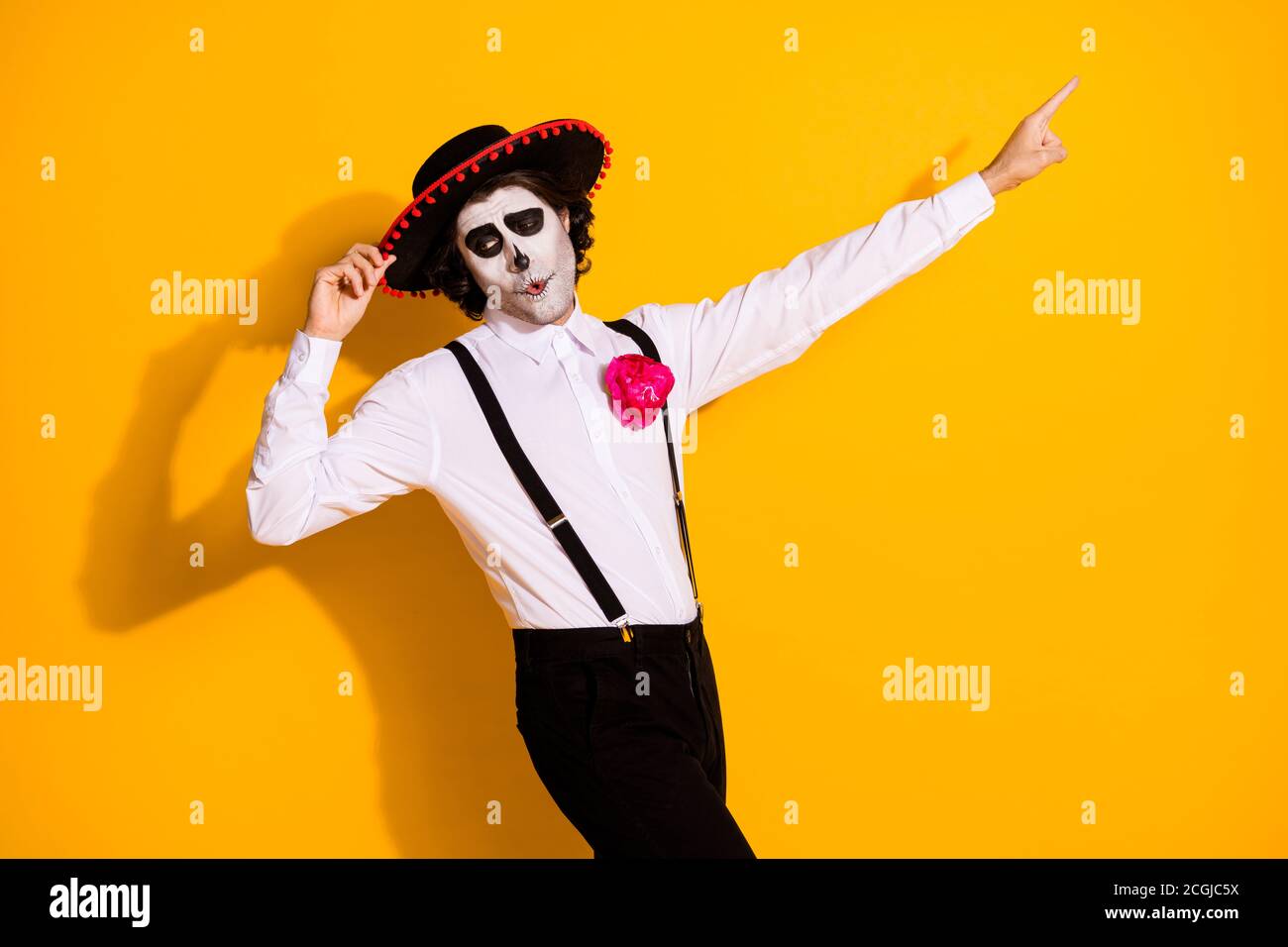 Profilfoto von gruselig charismatischen Kerl spanische Tradition Tanz halten Mütze direkt Finger leer Raum tragen weißes Hemd Rose Tod Kostüm Sombrero Stockfoto