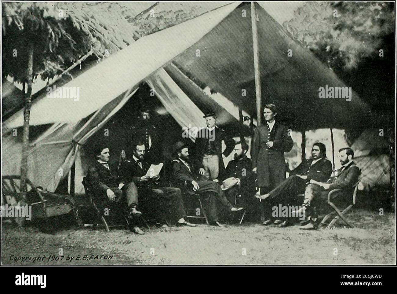 . Originalaufnahmen auf den Schlachtfeldern während des Bürgerkrieges der Vereinigten Staaten. GENERAL U. S. GRANT UND MITARBEITER IN CITY POINT, VIRGINIA, IM AUGUST 1864 WÄHREND die Vereinten Armeen unter Sherman lag in und um Atlanta bis Octo-ber, 1864, die Kriegsfotografen wurden ausgiebig verwendet. Heftige Begegnungen fanden Anfang des Monats um den Kenesaw Mountain und entlang des Allatoona Passes statt.während dieser berühmten Begegnung stand Sherman auf dem Gipfel des Kenesaw. General Corse, der die Unionsparte in den Kampf führte, schickte ihm folgende Botschaft: Ich bin kurz mit einem Wangenknochen und einem Ohr, aber ich kann es Stockfoto