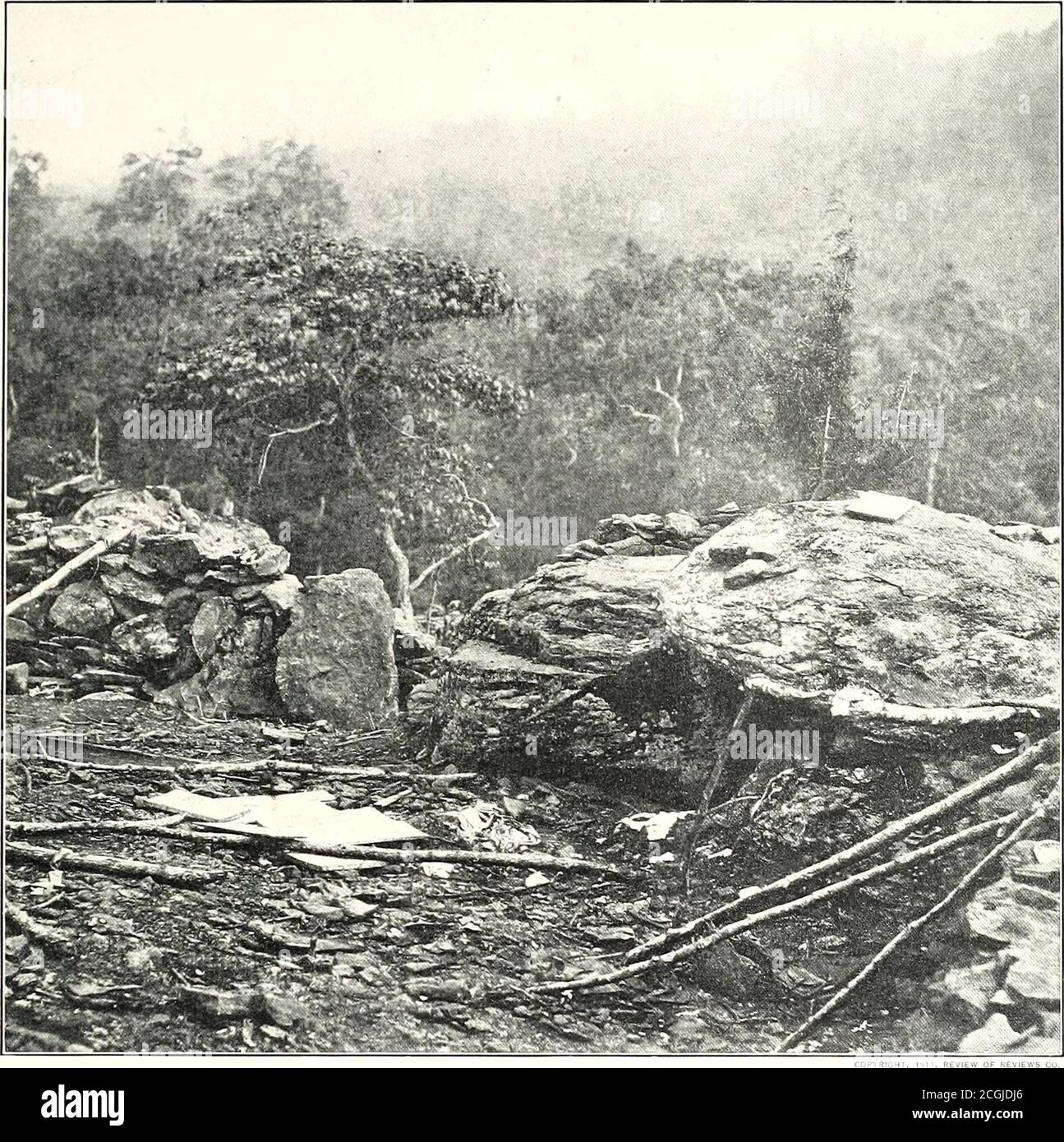 . Die fotografische Geschichte des Bürgerkrieges: In zehn Bänden. IIIK rXGUARDED LINK Little Round Top, der Schlüssel zur Bundeslinker in Gettysburg, den sie alle am zweiten Tag verloren haben, war der Schauplatz von Hand-zu-Hand-Fightini;: Selten erreicht, seit Langstreckenwaffen erfunden wurden. TwiceDie Konföderierten in heftigen Konflikten kämpften sich in der Nähe dieses Gipfels, wurden aber abgestoßen. Hätten sie es gewonnen, hätten sie Artillerie gepflanzt haben können, die die linke Linie der ^Meades umgesiegt hätte, und Gettysburg hätte in eine überwältigende Niederlage verwandelt werden können. Rechts beginnend, die Federalline-Strecke Stockfoto