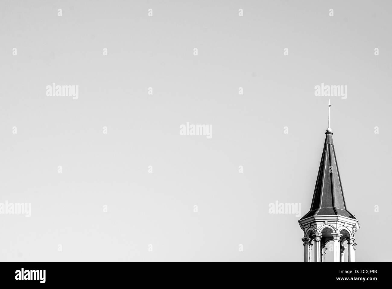 Ein Turm ist isoliert gegen einen leeren Himmel in schwarz Und weiß Stockfoto