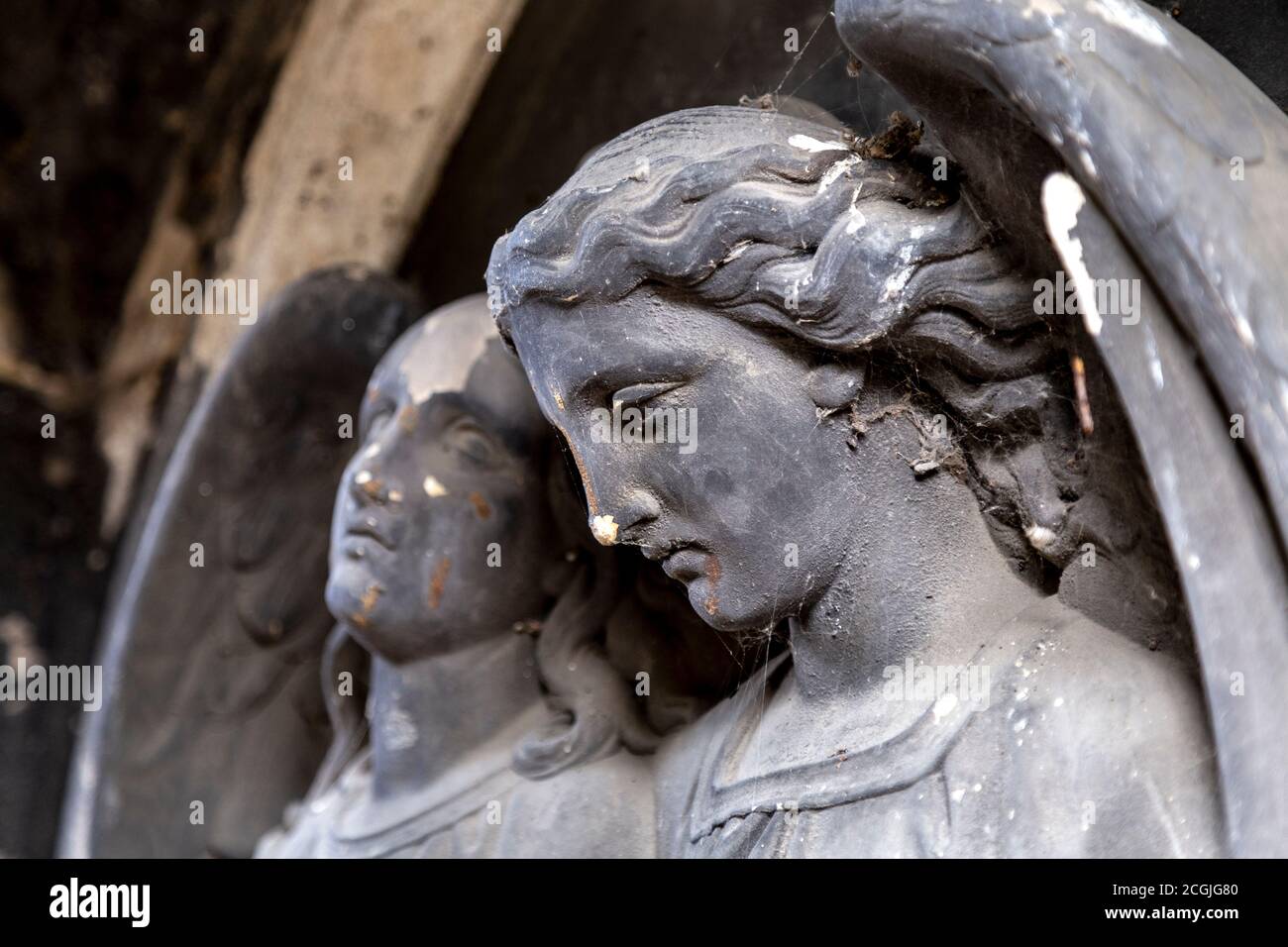 Grabskulpturen von Engeln an einem Grab auf einem der prachtvollen Sieben viktorianischen Friedhöfe Kensal Green Cemetery, London, Großbritannien Stockfoto
