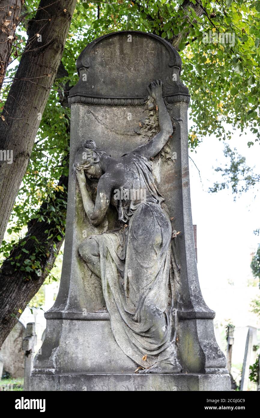 Grabenskulpturen auf einem der prachtvollen Sieben viktorianischen Friedhöfe Kensal Green Cemetery, London, Großbritannien Stockfoto