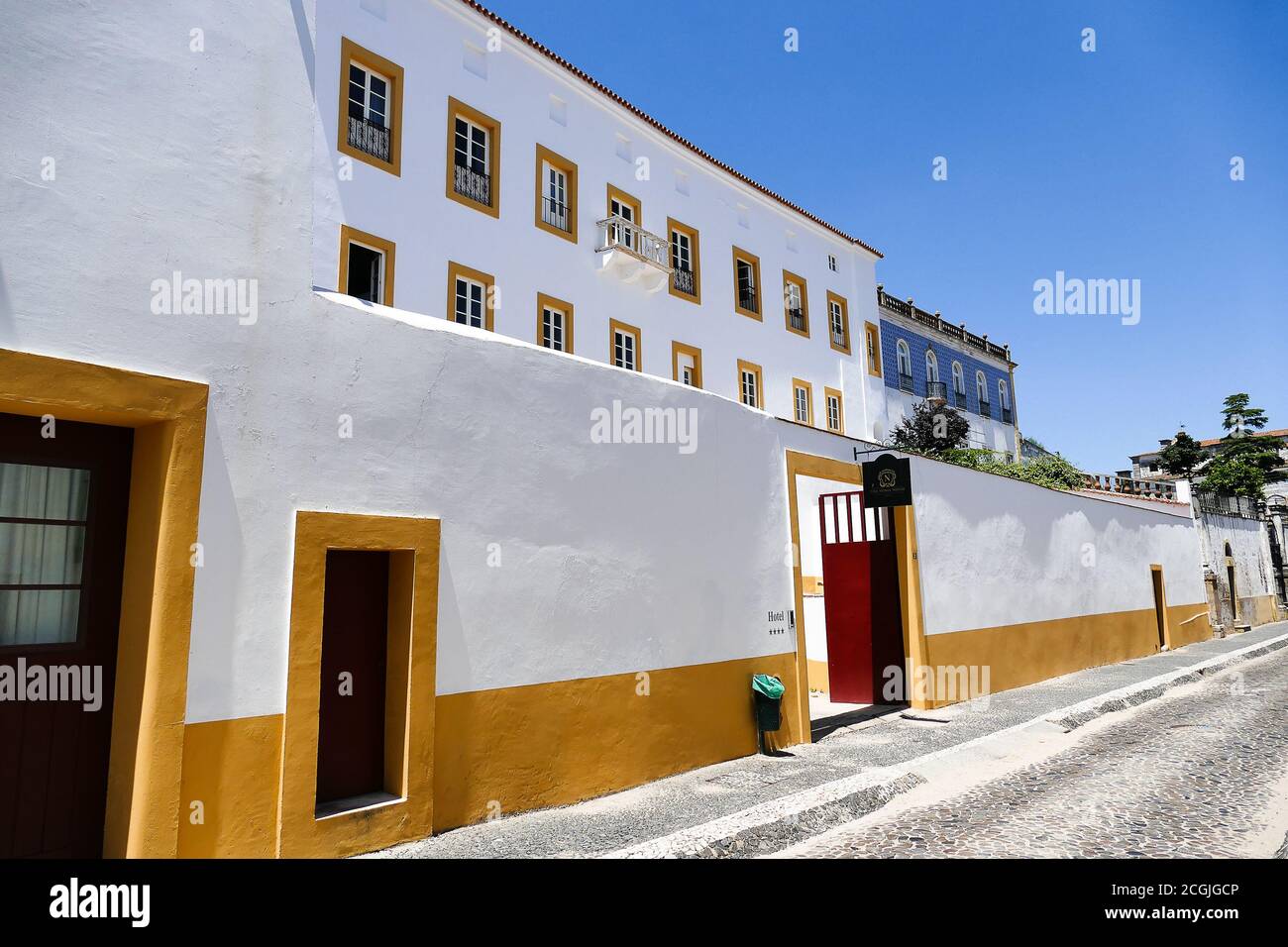 Portugal, Evora Straße mit Häusern mit gelb bemalten Fassaden. Evora ist die Hauptstadt der Region Alentejo. Das historische Zentrum ist eines der am meisten im Stockfoto