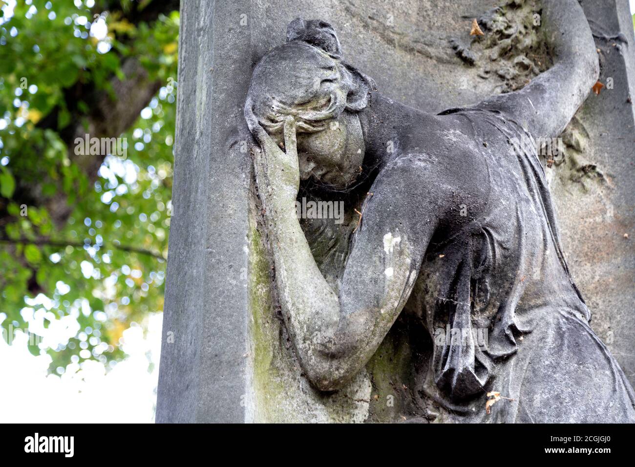 Grabenskulptur einer trauernden Frau auf einem der prachtvollen Sieben viktorianischen Friedhöfe Kensal Green Cemetery, London, Großbritannien Stockfoto
