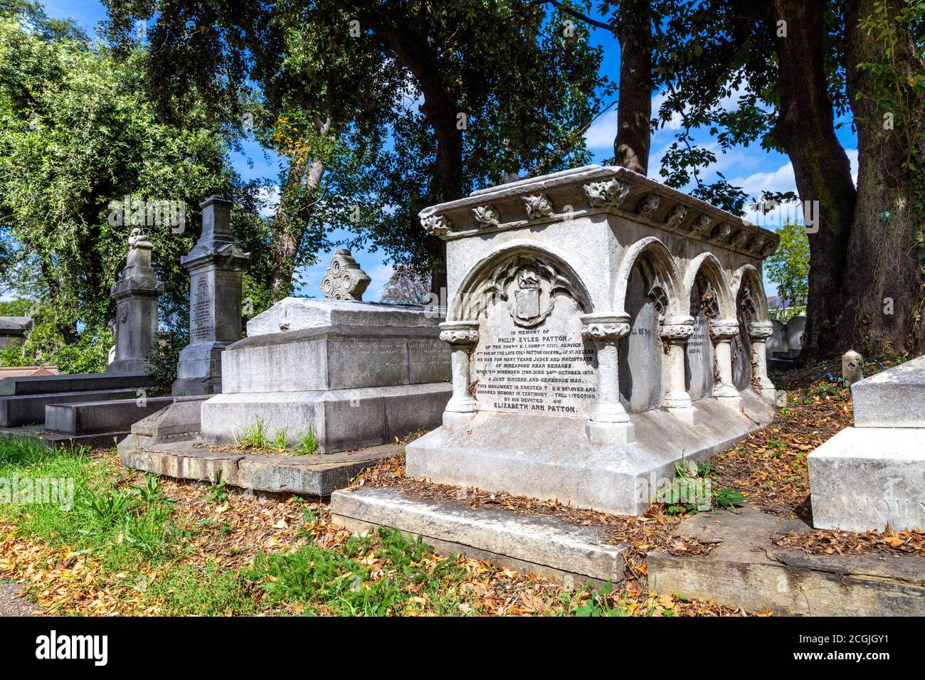 Brustgräber auf dem Kensal Green Cemetery im Herbst, London, Großbritannien Stockfoto