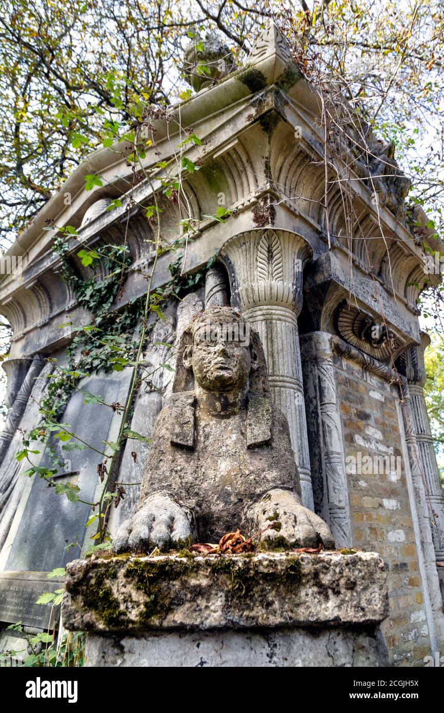 Eine Sphinx vor einem Mausoleum im ägyptischen Stil des Zirkusbesitzers Andrew Duncrow auf dem Kensal Green Cemetery, London, Großbritannien Stockfoto