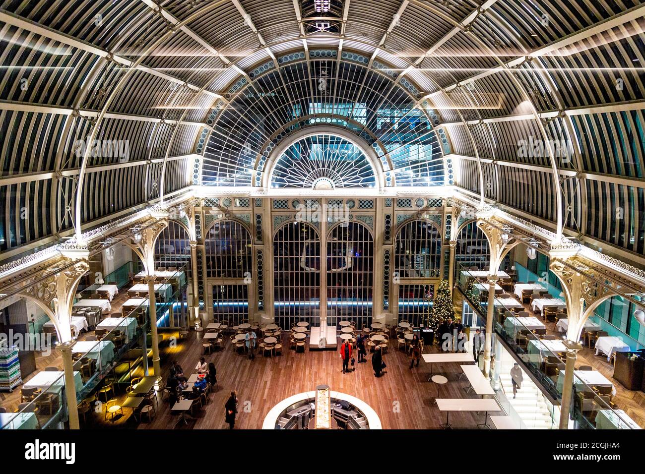 Interieur der Paul Hamlyn Hall (Floral Hall) im Restaurant und Bar Royal Opera House, Covent Garden, London, Großbritannien Stockfoto