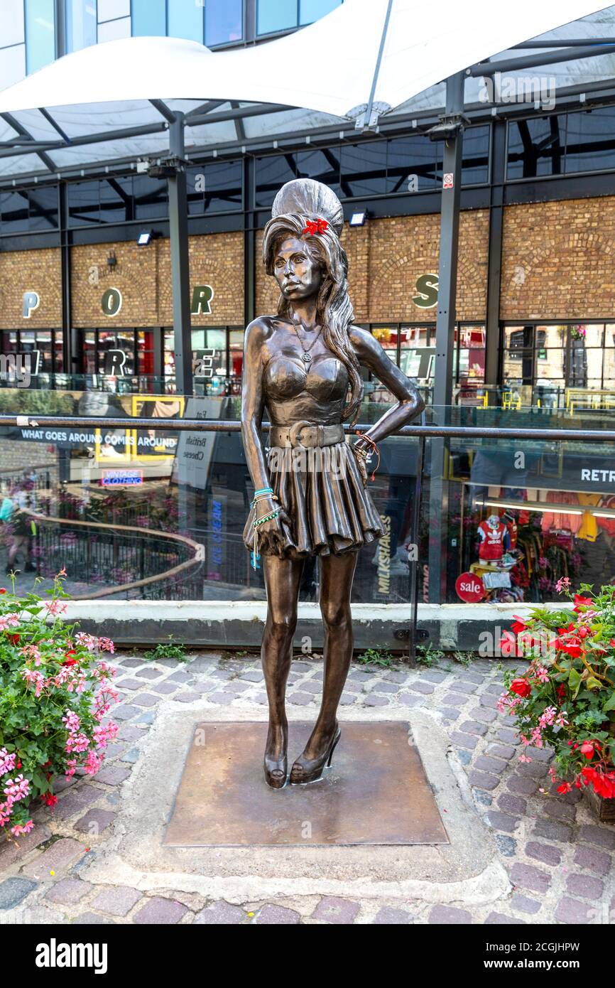 Skulptur der Sängerin Amy Winehouse von Scott Eaton im Camden Stables Market, London, UK Stockfoto
