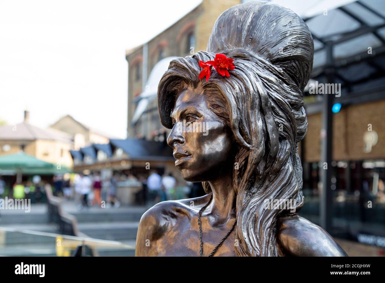 Skulptur der Sängerin Amy Winehouse von Scott Eaton im Camden Stables Market, London, UK Stockfoto