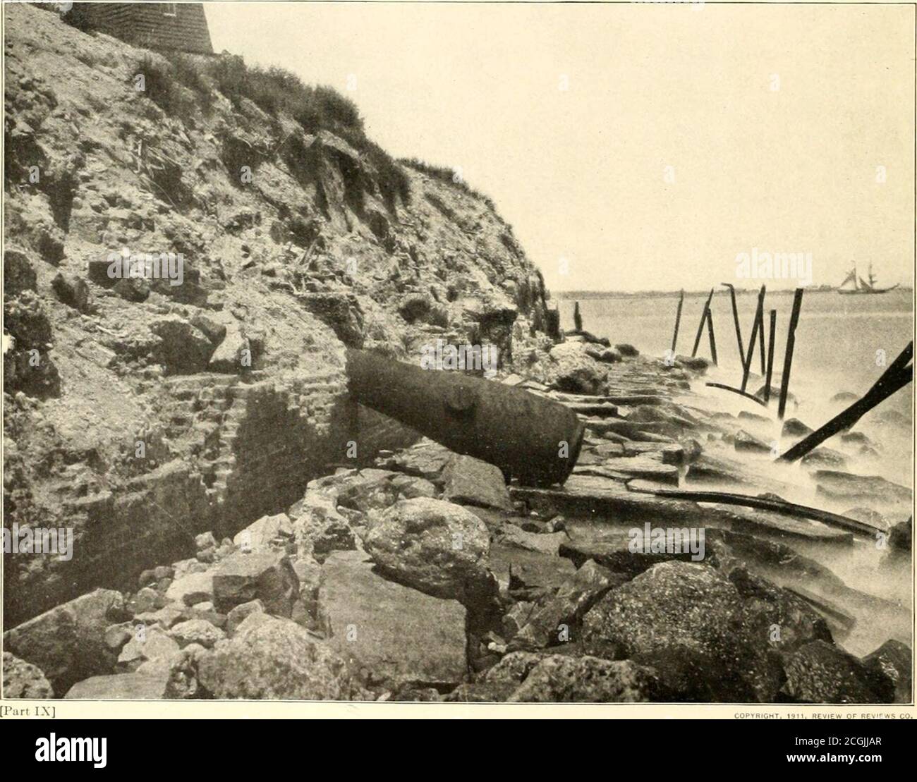 . Der Bürgerkrieg durch die Kamera : Hunderte von lebendigen Fotos tatsächlich in der Zeit des Bürgerkriegs aufgenommen, zusammen mit Elson's neue Geschichte . SZENE DES NÄCHTLICHEN ANGRIFFS AUF SUMTER.8. SEPTEMBER 1863 Es ist seltsam, dass trotz der schrecklichen Zerstörung der Verlust von Menschenleben innerhalb der Festung war nur wenige.für Wochen die Bombardierung, unterstützt durch die Kanonen der Flotte, riss große Abgründe in der Attika. Fort Sumter neverfell, sondern wurde nur auf die Annäherung der Shermansarmee aufgegeben. Sie hatte sich seit 387 Tagen gegen sie eingesetzt. Vom April 18G3 bis September desselben Jahres wurde die Festung von der ersten errichtet Stockfoto