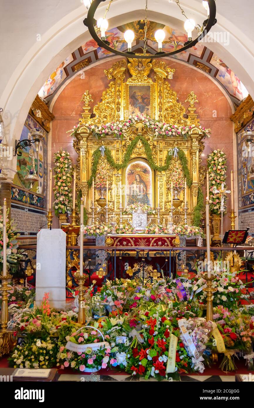 Huelva, Spanien - 8. September 2020: Altar des Heiligtums Virgen de la Cinta am Tag ihres Festes, mit Blumensträußen als Opfergabe. chu Stockfoto