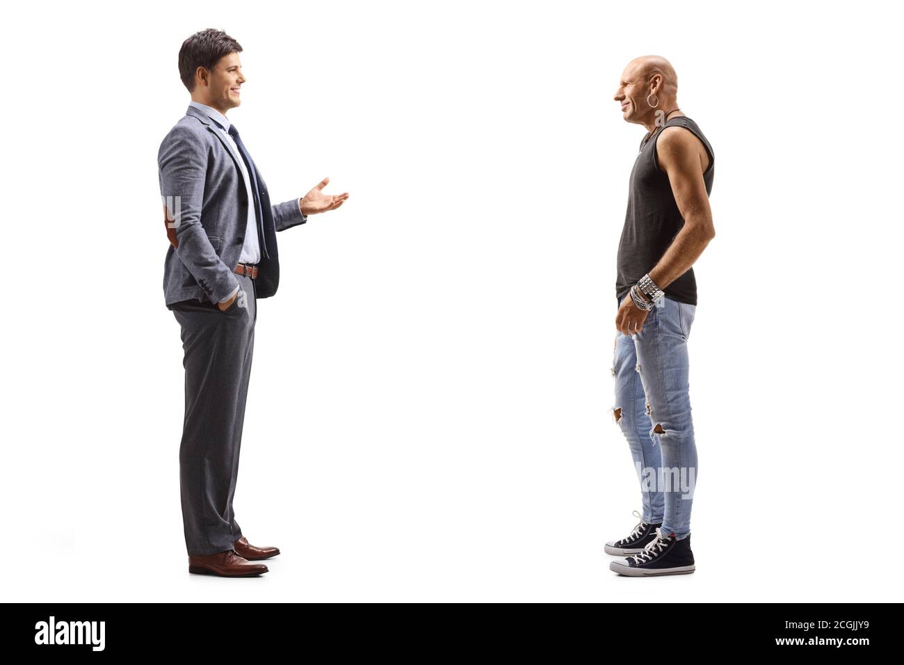 Ganzkörperaufnahme eines jungen Mannes im Anzug Und Krawatte im Gespräch mit einem Hipster Kerl isoliert auf weiß Hintergrund Stockfoto