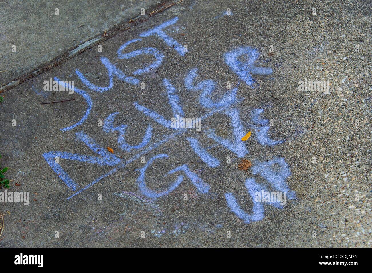 Ein motivierendes Sprichwort in Kreide auf einem Bürgersteig in Ankeny, Iowa geschrieben. Stockfoto