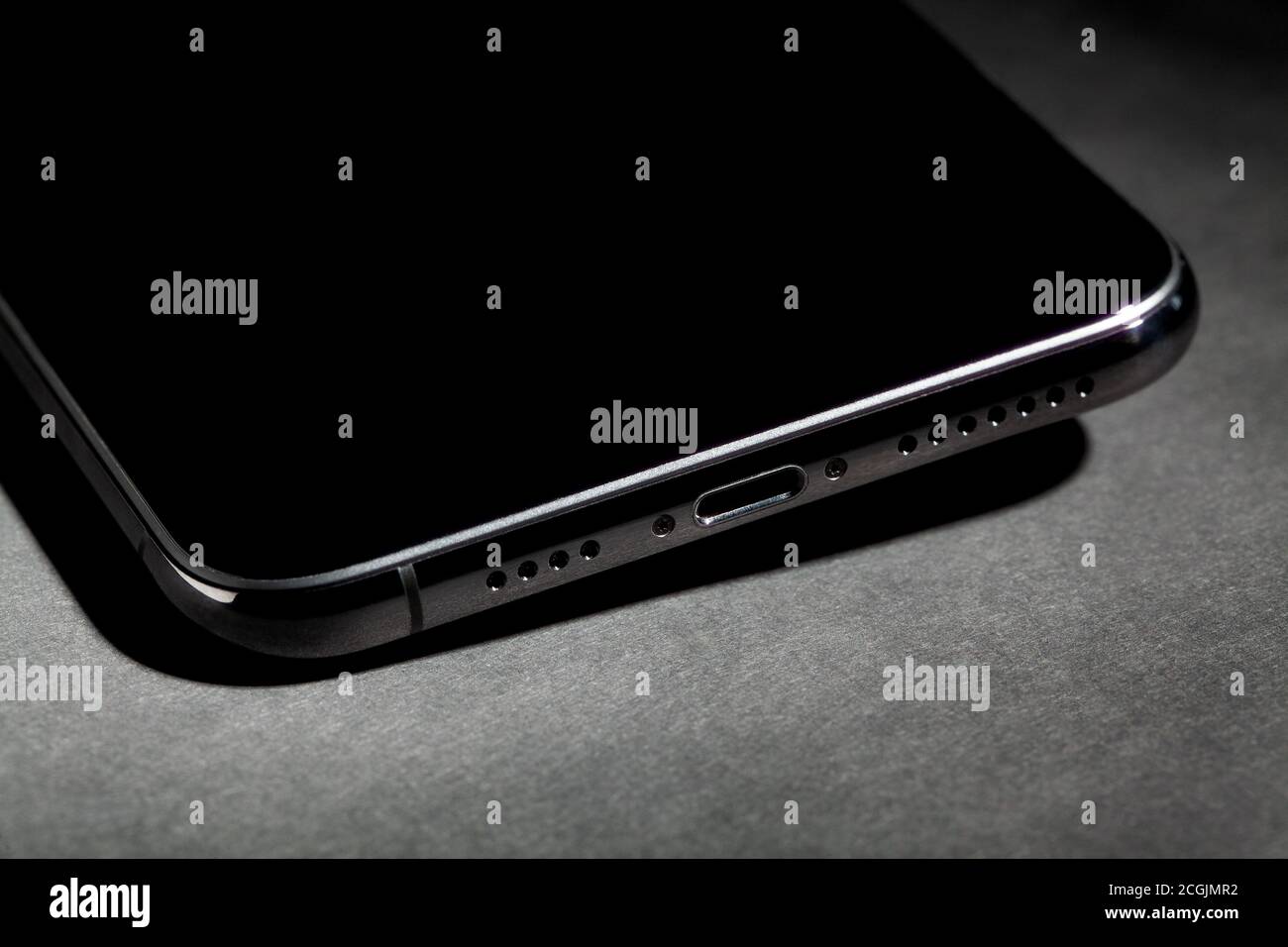 iphone xs max Audio-Schnittstelle auf schwarzem Hintergrund Stockfoto
