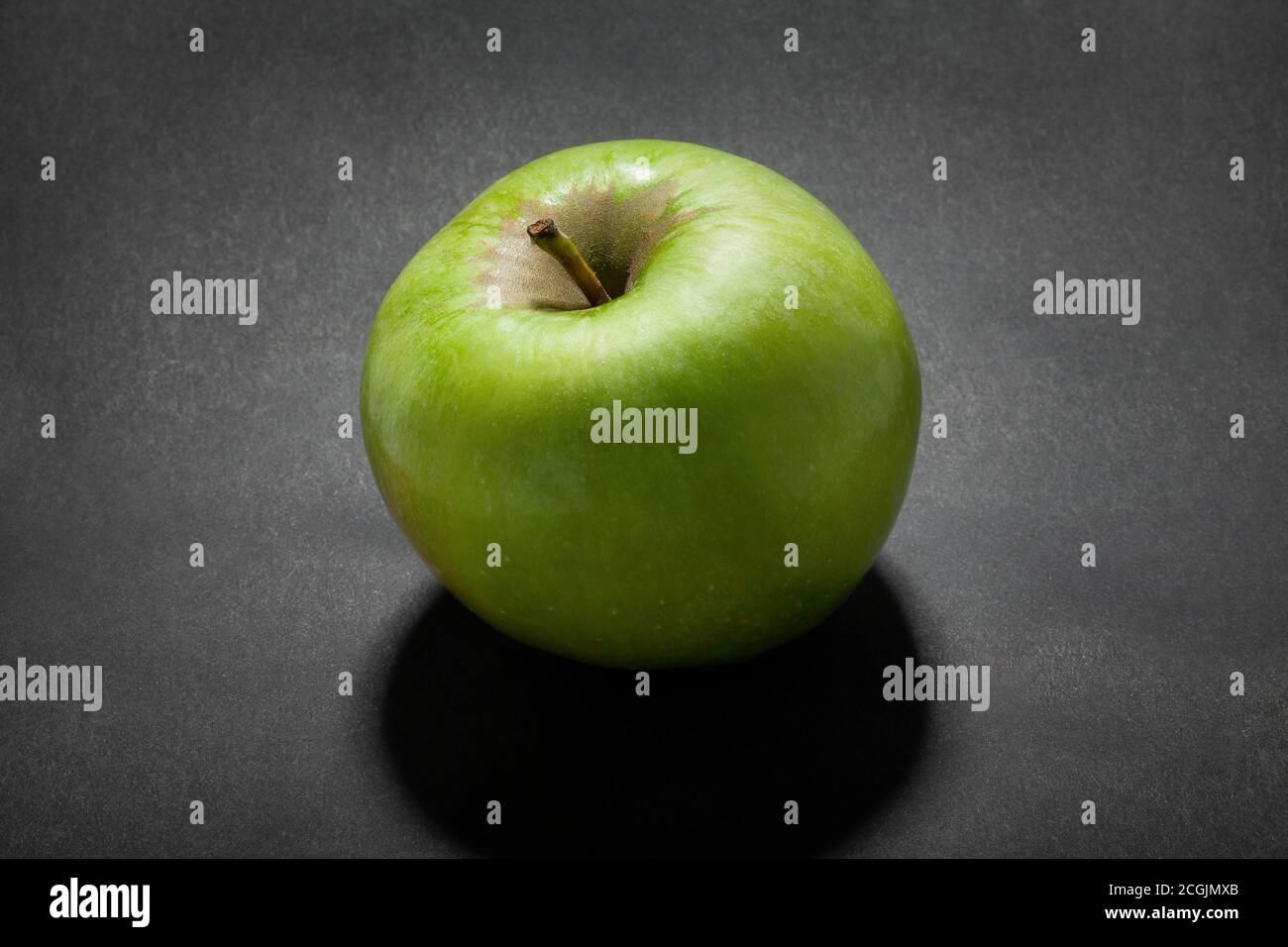 Oma smith Apfel auf schwarzem Hintergrund Stockfoto