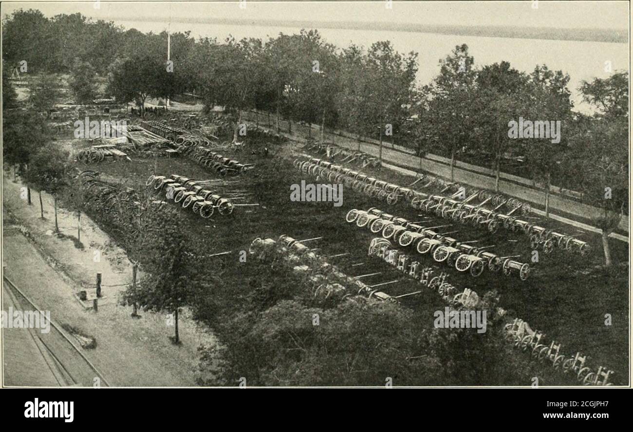 . Die fotografische Geschichte des Bürgerkriegs : Tausende von Szenen fotografiert 1861-65, mit Text von vielen Sonderbehörden . IM ARSENAL-HOF VON WASHINGTON – EINE REIHE NAPOLEONS Diese Art von Stück wurde ausgiebig verwendet (während des Krieges, und war in der Regel aus Bronze. Sein Äußeres war durch die Nichtvorhandensein von Ornamenten gekennzeichnet und war leicht von den älteren Arten von Feldgeschützen zu unterscheiden. Das Gewicht des Stücks betrug 1,200 Pfund. Es feuerte ein zwölf-Pfund-Projektil, auch Fallschuss und Kanister. Die Ladung für feste Geschosse und Gehäuse betrug zweieinhalb Pfund Pulver; für Kanister zwei p Stockfoto
