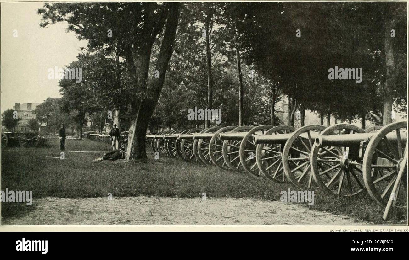 . Die fotografische Geschichte des Bürgerkriegs : Tausende von Szenen fotografiert 1861-65, mit Text von vielen Sonderbehörden . IM ARSENAL-HOF VON WASHINGTON – EINE REIHE NAPOLEONS Diese Art von Stück wurde ausgiebig verwendet (während des Krieges, und war in der Regel aus Bronze. Sein Äußeres war durch die Nichtvorhandensein von Ornamenten gekennzeichnet und war leicht von den älteren Arten von Feldgeschützen zu unterscheiden. Das Gewicht des Stücks betrug 1,200 Pfund. Es feuerte ein zwölf-Pfund-Projektil, auch Fallschuss und Kanister. Die Ladung für feste Geschosse und Gehäuse betrug zweieinhalb Pfund Pulver; für Kanister zwei p Stockfoto