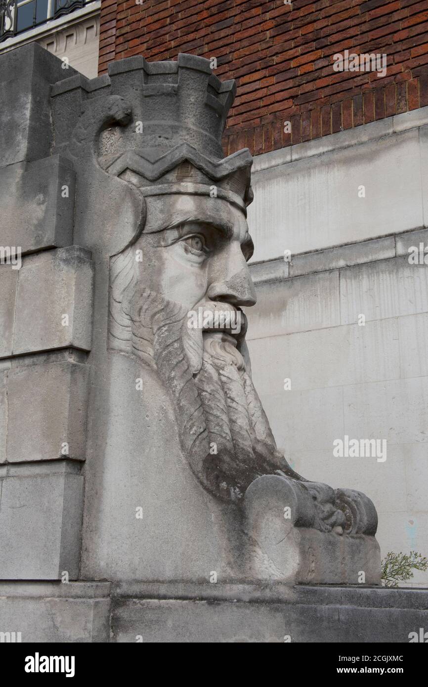 Die geschnitzten Köpfe, die Father Thames darstellen, von George Alexander am ursprünglichen Eingang Hammersmith Rathaus, London UK gemeißelt Stockfoto