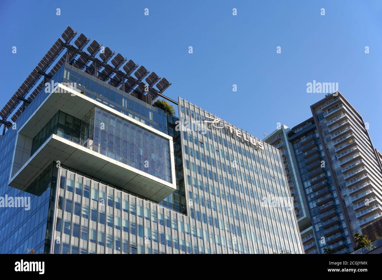 TELUS-Garten-Büro-Aufsatz zeigt auf dem Dach Sonnenkollektoren in der Innenstadt von Vancouver, BC, Kanada Stockfoto