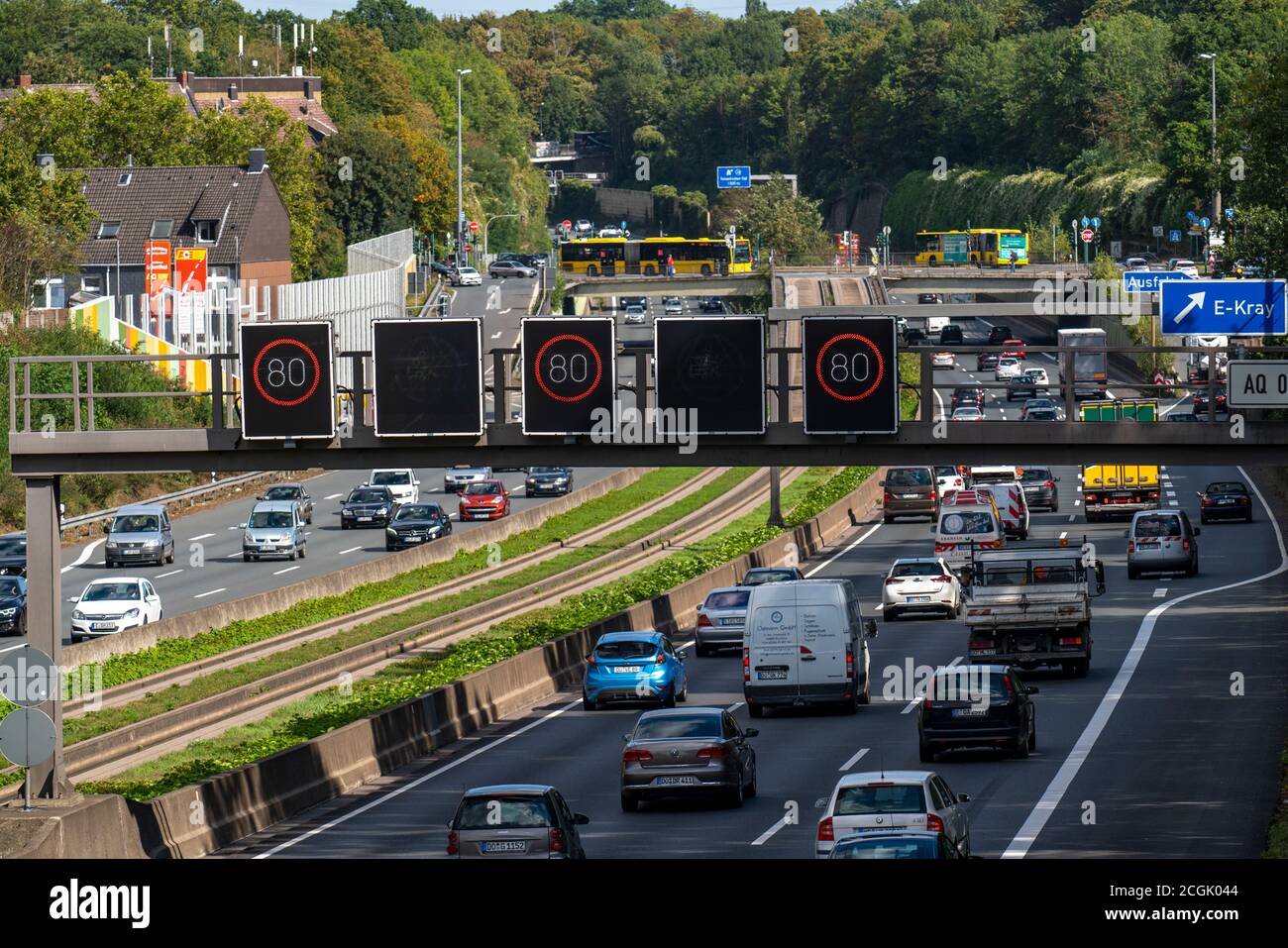 Die Autobahn A40, Ruhrschnellweg, in Essen, elektronische Portale, Busspur, an der Ausfahrt Essen-Kray, NRW, Deutschland Stockfoto