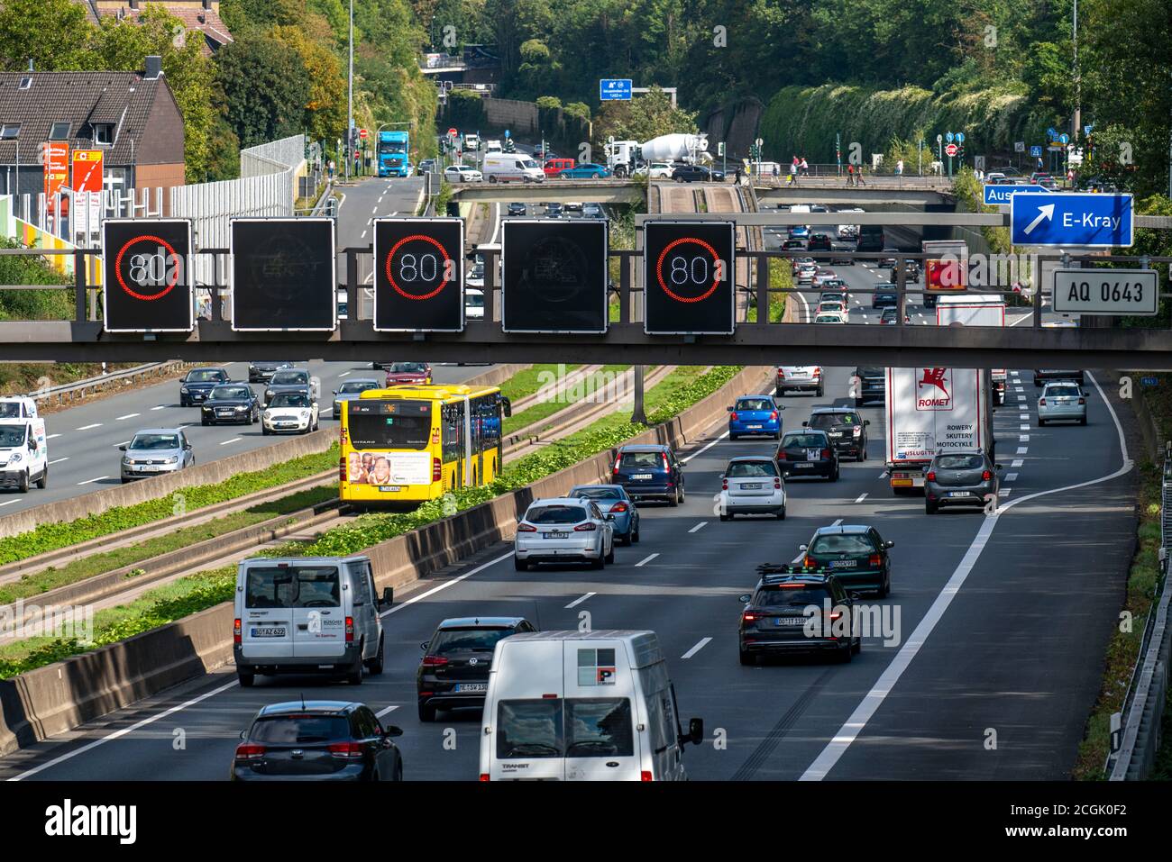 Die Autobahn A40, Ruhrschnellweg, in Essen, elektronische Portale, Busspur, an der Ausfahrt Essen-Kray, NRW, Deutschland Stockfoto