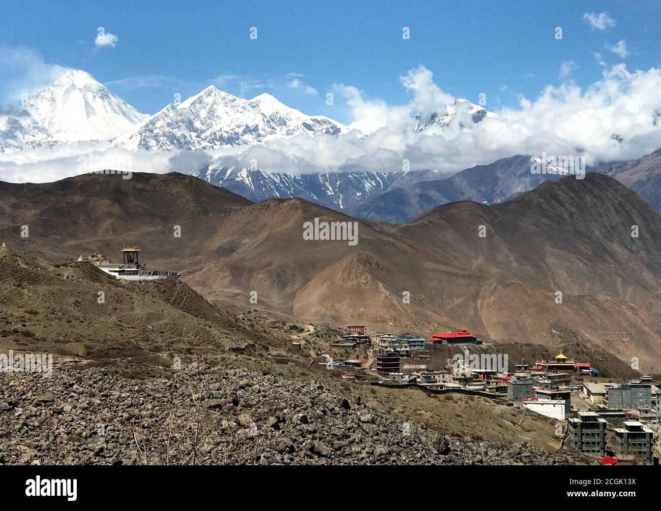Schnee Gipfeln Berge Dhaulagiri. Majestätischer Himalaya.Dorf Ranipauwa, Mustang, Nepal. Hauptschrein von Muktinath Tal ist Pagodentempel zu Herrn Vishnu Stockfoto