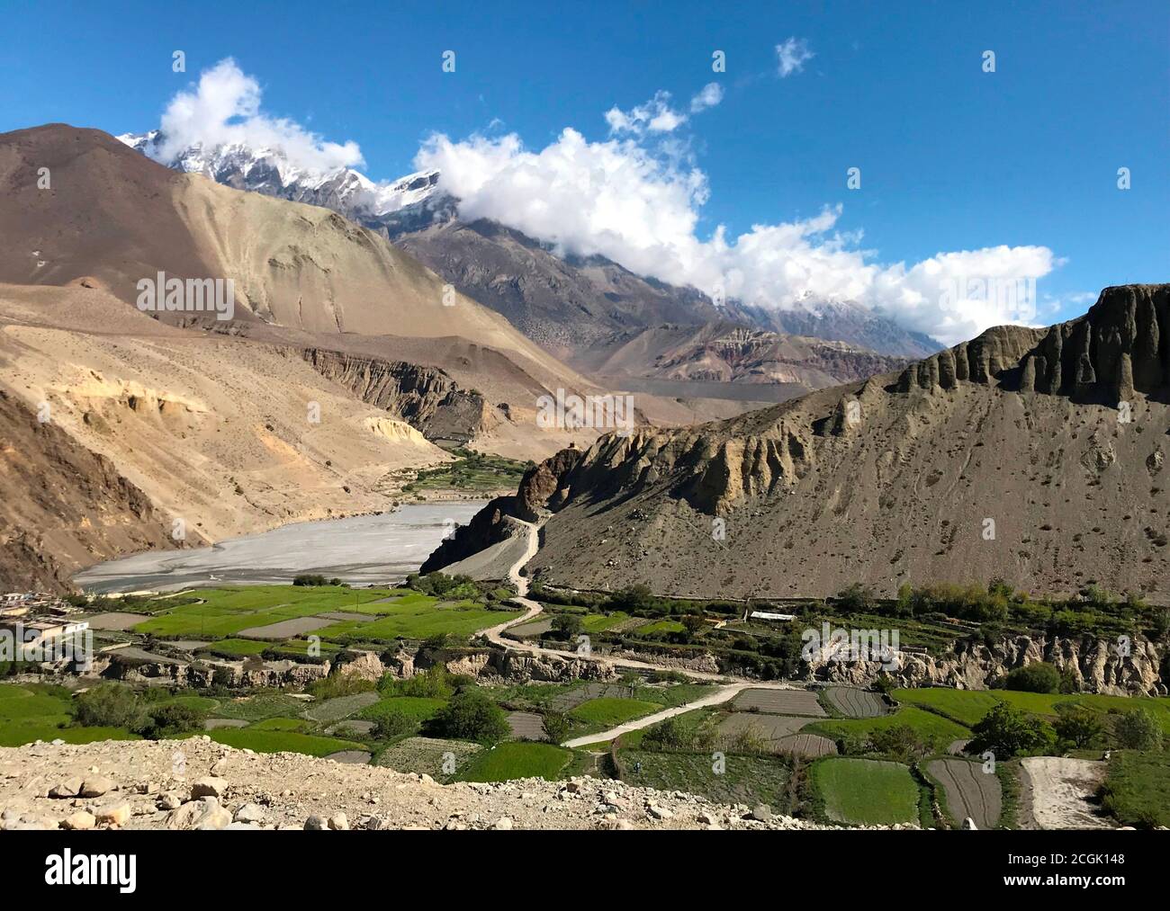 Malerische Aussicht auf Himalaya Berge, Mustang, Nepal. Grünes Kali Gandaki Tal. Spektakuläre tibetische Wildnis Landschaft. Annapurna. Felsige Landschaft. Stockfoto