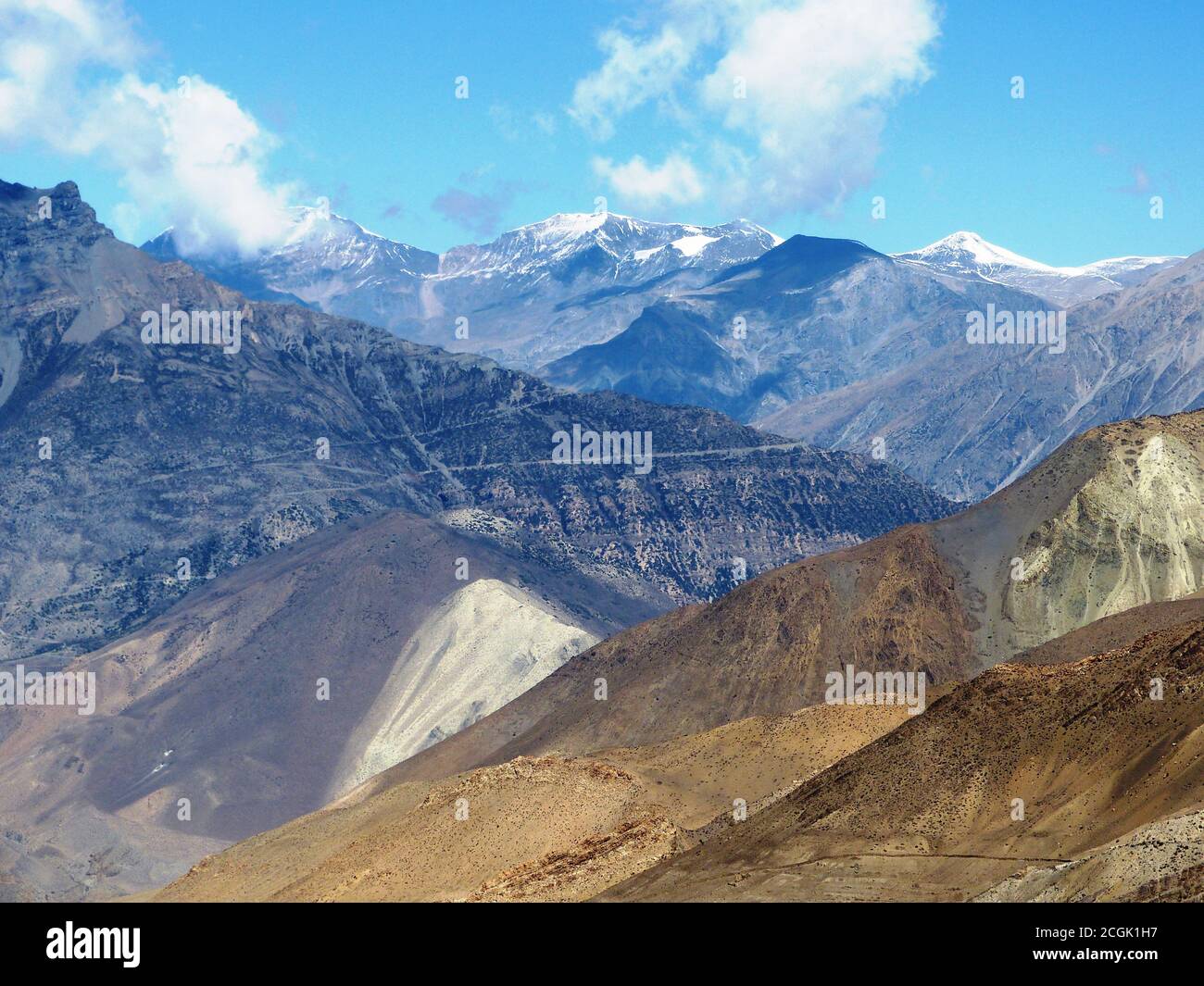 Tolle Himalaya Berge in Mustang Bezirk, Nepal, Asien. Majestätische Himalaya-Landschaft. Atemberaubende Wildnis Natur in Kingdom Lo. Nepalesischer Himalaya Stockfoto