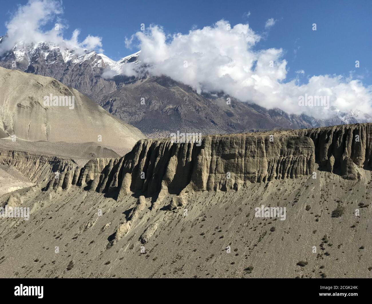 Himalaya-Berge in Nepal, Mustang Bezirk. Herrliche Klippenkette. Tolle tibetische Landschaft. Majestätischer Himalaya. Stockfoto