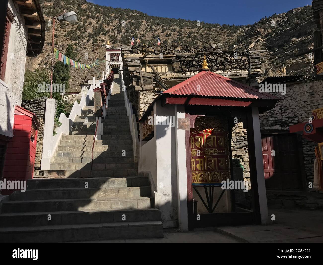 Eingang zum alten buddhistischen Kloster im Dorf Marpha. Mustang Distrikt, Nepal. Treppen zum tibetischen Kloster Tserok. Chhairo gompa. Stockfoto
