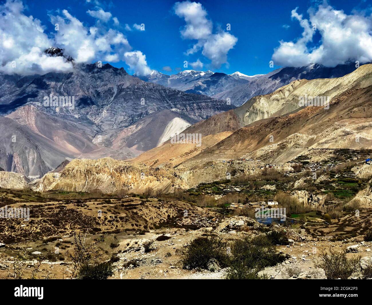 Große Himalaya Berge. Atemberaubende tibetische Landschaft von Mustang. Landschaftlich schöner Berg Annapurna Range. Muktinath Tal. Dorf Jharkot. Nepal. Asien. Stockfoto