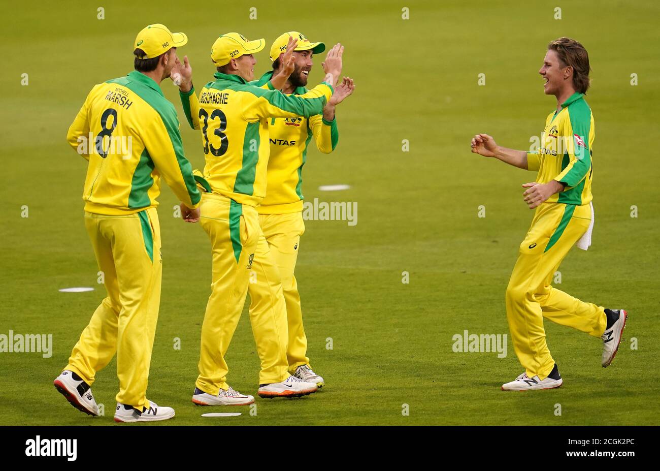 Der Australier Adam Zampa (rechts) feiert das Dickicht des Engländers Jos Buttler, gefangen von Marnus Labuschagne (zweite links) beim ersten Royal London ODI-Spiel im Emirates Old Trafford, Manchester. Stockfoto