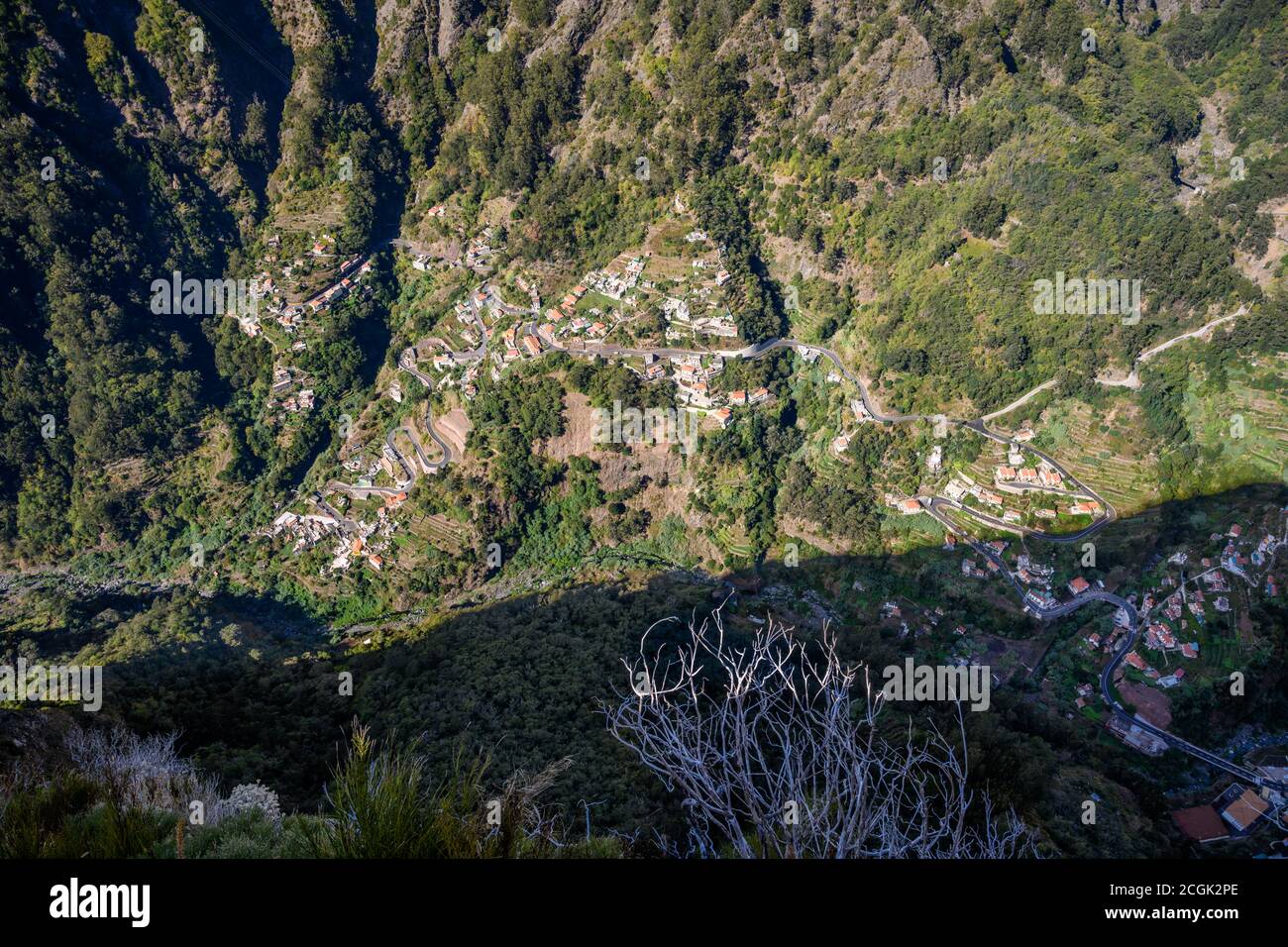 Blick direkt auf die hohe Klippe bei Eira do Serrado Aussichtspunkt zum kleinen Dorf Curral de Baixo in Madeira Stockfoto