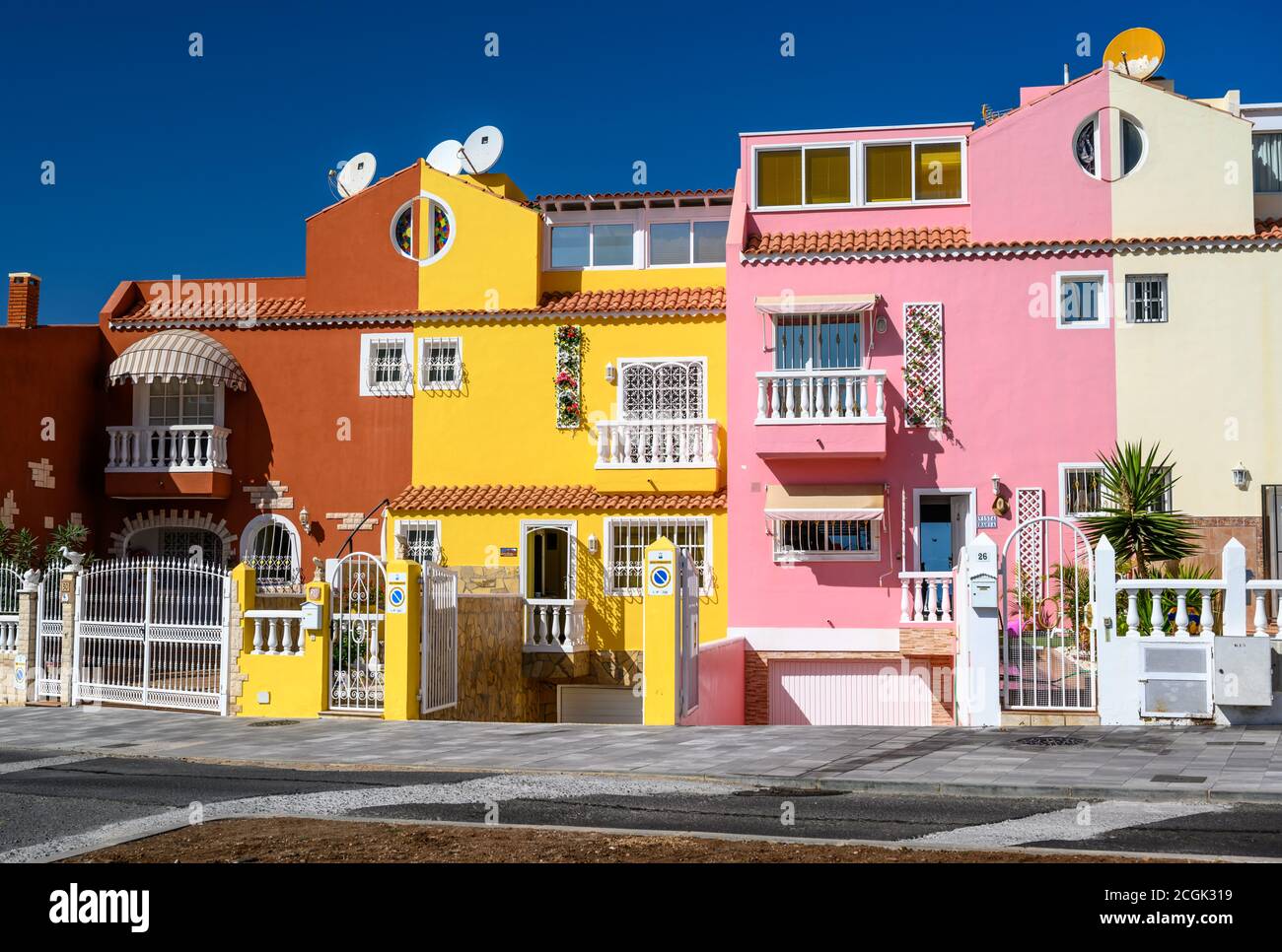 Hell gestrichene Ferienwohnungen, La Caleta, Teneriffa Stockfoto