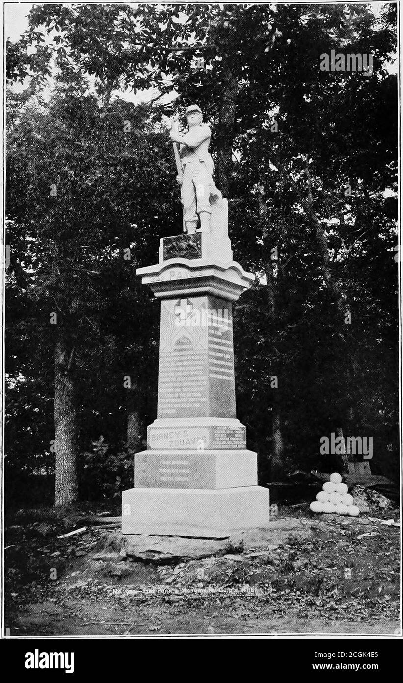 . Geschichte der dreiundzwanzigsten Pennsylvania Freiwilligen Infanterie, Birney's Zouaves; drei Monate & drei Jahre Dienst, Bürgerkrieg . DENKMAL – 23. PA. VOLS., OETTYSBURG. 2H() PENNSYLVANIA FREIWILLIGER INFANTR^■. 287 Einweihung des Monximent in Gettysburg die Überlebenden mit ihren Freunden nahmen einen Sonderzug in der Brod Street Station, August 1886, um an der Widmung der dreiundzwanzigsten Pennsylvania Freiwilligen Tablette in Gettys-Burg. Das Hauptquartier befand sich im McClellan House. Die Partei, Nummerierung 350, hielt ein Lager-Feuer am Hof Haus, im Vorfeld von Colonel Glenn und am nächsten Morgen marche Stockfoto