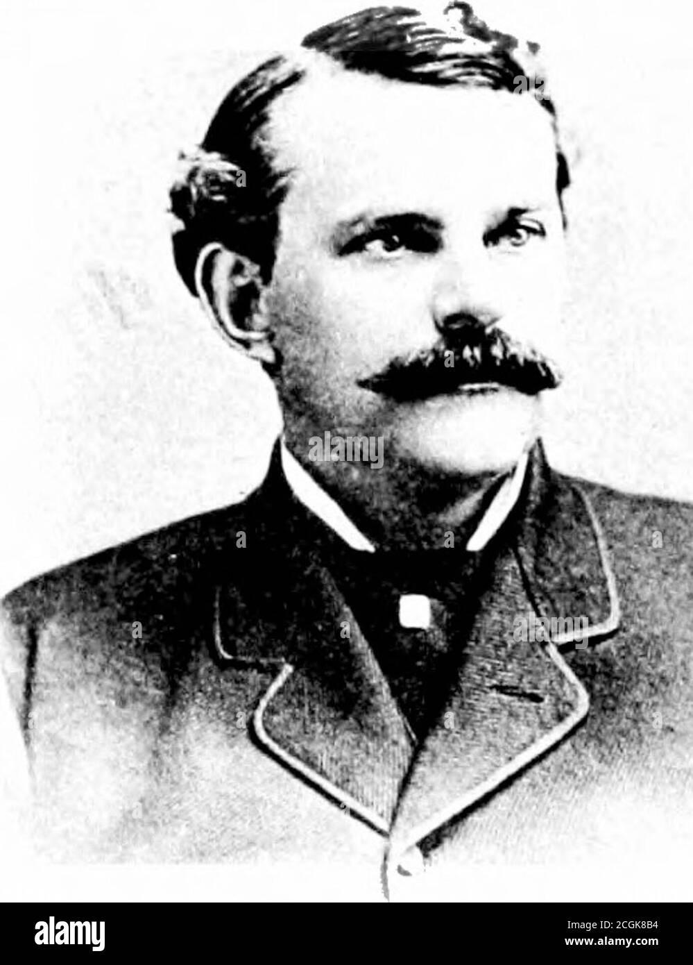 . Mit Waffen im siebenundzwanzigsten Massachusetts Regiment of Volunteer Infantry during the Civil war, 1861-1865 [elektronische Ressource] . ; während, an der linken Seite von theTwenty-Seventh und der Twenty-Fifth, die Straße fiel zu therear, und ihre Linie folgte einer leichten Schlucht. Fort Darling, auf unserer Vorderseite, war eine Meile und ein Viertel entfernt, während ein geleerter Eisteich lag kurz vor uns, und ein unbesetzter Raum von anderthalb Meilen zwischen unserer Brigade und dem JamesRiver. Sobald unsere Ausrichtung gebildet worden war, erkannte GenlHeckman die uns zugewiesene exponierte Position und berichtete nach einer sorgfältigen Untersuchung seine Stockfoto