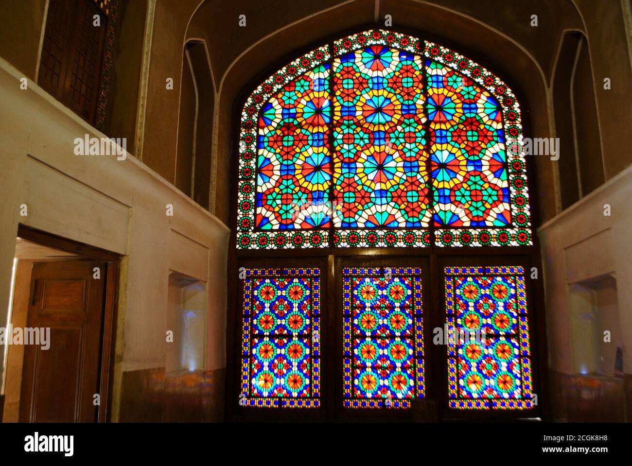 Yazd, Iran. 10. April 2019: Die schönen symmetrischen bunten Buntglasfenster des Pavillons unter dem Windfang im Dolat Abad Garden Stockfoto