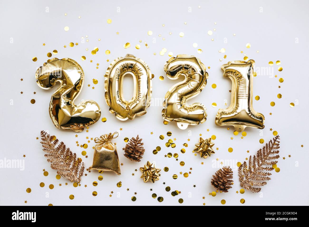 Gold Zahlen 2021 und viele verschiedene Urlaubsartikel. Weihnachten und Neujahr Hintergrund. Stockfoto