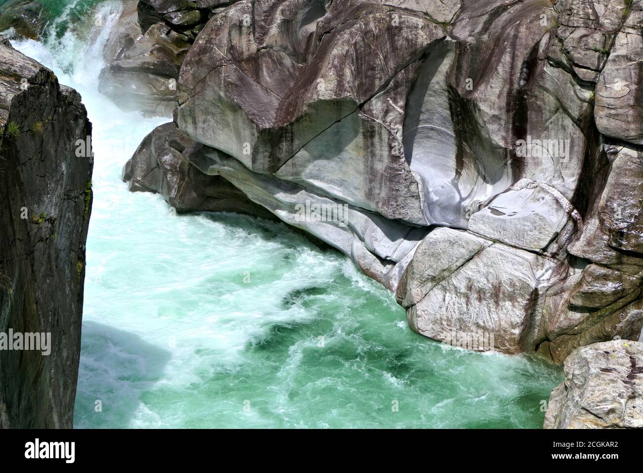Nahaufnahme des grünen Verzasca Flusses und Abrieb Felsen in Valle Verzasca Tal im Bezirk Locarno des Kantons Von Tessin in der Schweiz Stockfoto