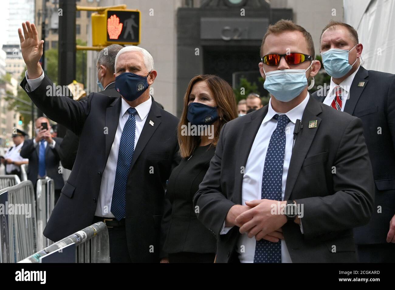 New York City, USA. September 2020. Vizepräsident Mike Pence und seine Frau Karen Pence werden gesehen, wie sie den Zuccotti Park verlassen, nachdem sie an einer 9/11-jährigen Lesung der Namen der Opfer der Terroranschläge vom 11. September 2001 teilgenommen haben, die von der Tunnel to Towers Foundation organisiert wurde, am 19. Jahrestag der Terroranschläge vom 11. September, New York, NY, September 11, 2020. Die Namen von fast 3,000 Opfern der Terroranschläge vom 11. September 2001 wurden von Familienangehörigen gelesen. (Anthony Behar/Sipa USA) Quelle: SIPA USA/Alamy Live News Stockfoto