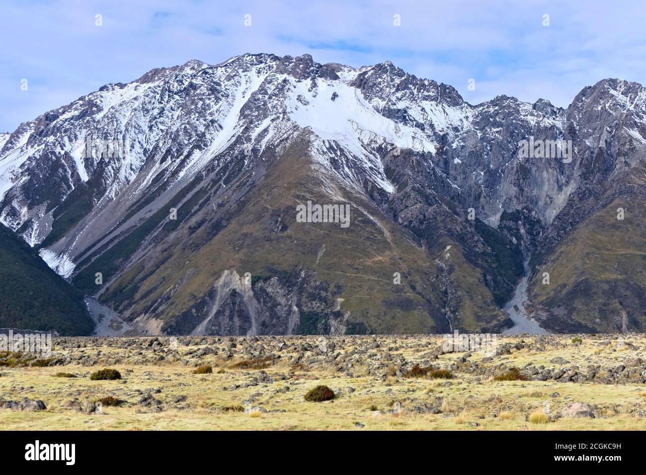 Leicht schneebedeckter Berg im Herbst von Canterbury auf Die Südinsel von Neuseeland Stockfoto