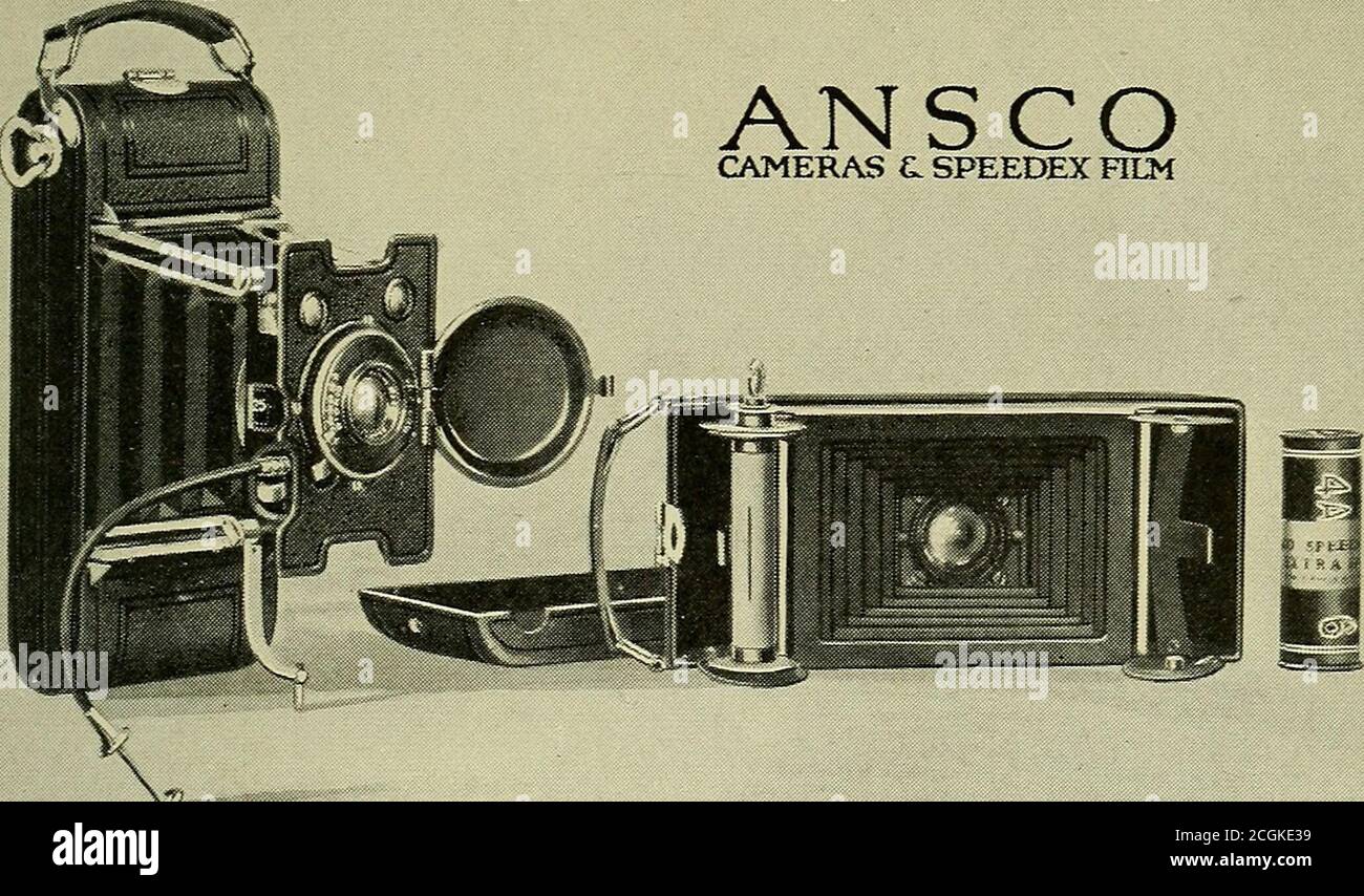 . Hochformat . Hämmer kleines Buch EIN kurzer Vortrag über negative Herstellung verschickt kostenlos Hammer Dry Plate Company Ansco Building 129-1 3 I West Twenty-Second Street New York City AN SCO CAMERAS (L SPEEDEX FII>1. So fehlerlos in A(9:ion wie eine Jeweled Watch und fast so bequem zu tragen, ist die Ansco V-PNO. 2, die kleinste und leichteste Kamera gemacht, um take2]4x 3^ Zoll Bilder. Die Abbildung zeigt im Detail die kürzlich hinzugefügten Verbesserungen in diesem beliebten Modell: Stuivel Spool Holding Device, um eine gleichmäßige Wicklung und straffe Folie zu gewährleisten;Stahlrollen, um Wicklung reibungslos zu machen 5Ledergriff an Facilit Stockfoto