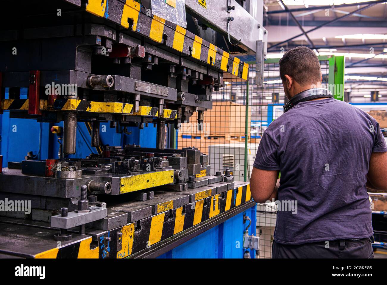 Autoteile Industrie in Marokko. Ein Mitarbeiter einer Autofirma macht sein Geschäft Stockfoto