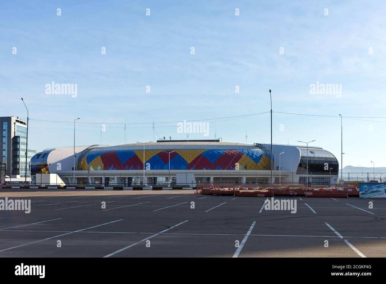 Sports Palace Crystal Ice Arena auf Partizana Zheleznyaka Street mit einer Karting-Plattform im Vordergrund. Stockfoto