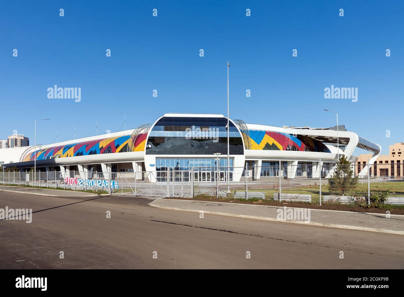 Sportpalast der Crystal Ice Arena auf Partizana Scheleznyaka Straße der Stadt Krasnojarsk, für die Winter-Universiade 2019 gebaut. Stockfoto