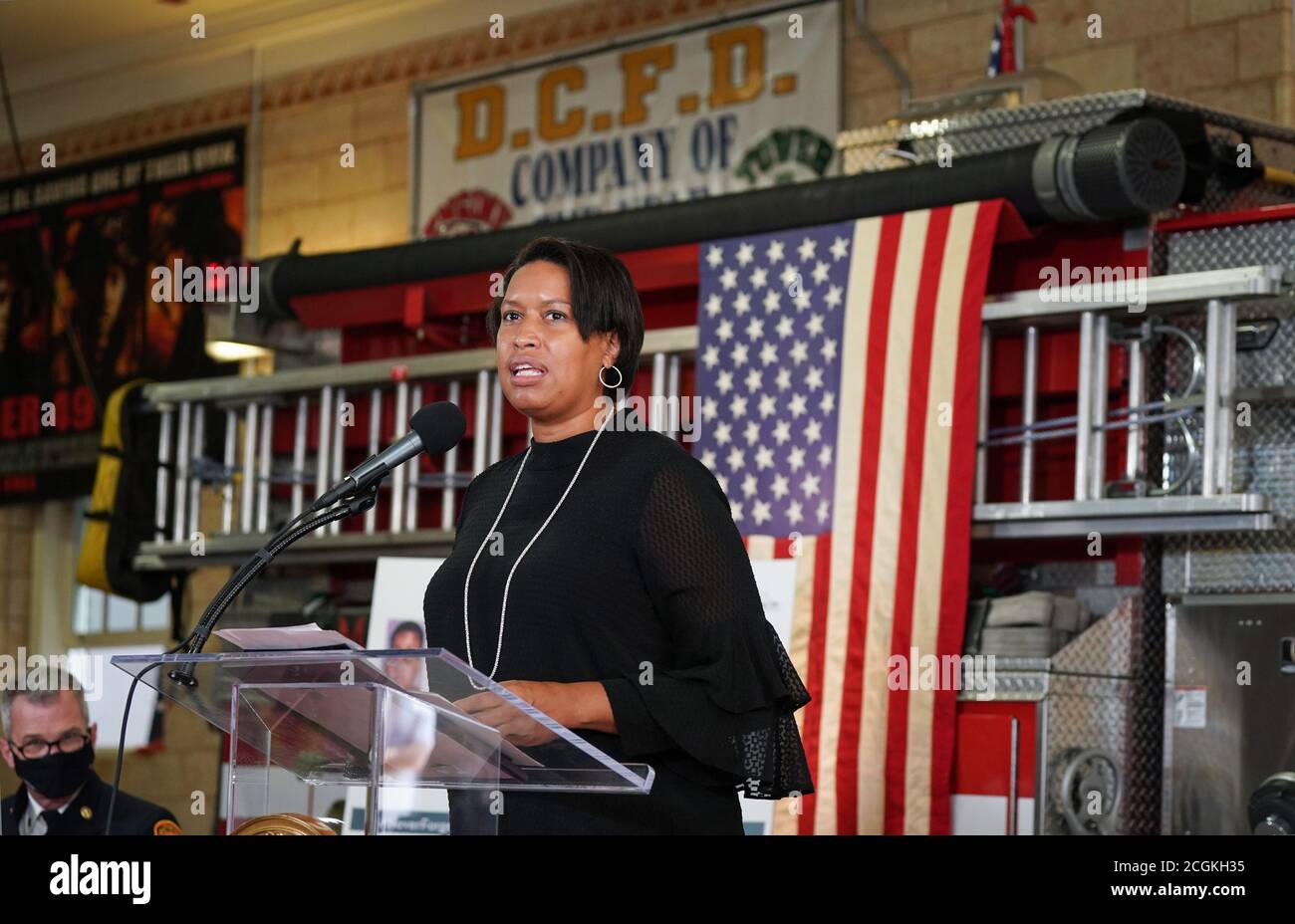 Washington, DC, USA. September 2020. Bürgermeister Muriel Bowser spricht bei einem Besuch bei Engine Company 16, um die Ersthelfer des Distrikts zu ehren, die gedient haben, sowie diejenigen, die bei den Anschlägen vom 11. September während des 9-11 Day of Service am 11. September 2020 in Washington, DC ihr Leben verloren haben. Foto von Jemal Gräfin/UPI Kredit: UPI/Alamy Live Nachrichten Stockfoto