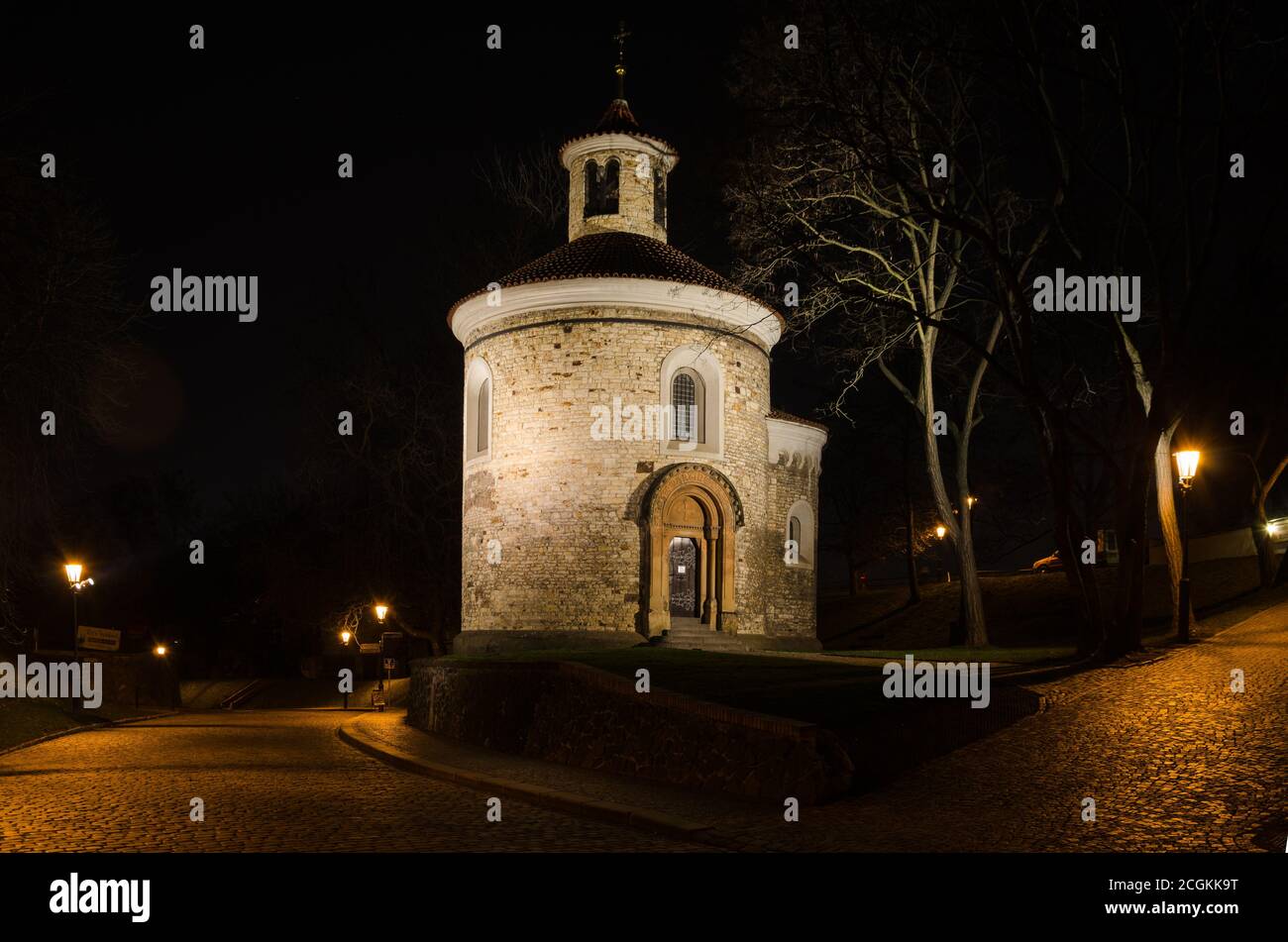 Eine Kirche in der Nacht in Vysherad, Prag, Tschechische Republik Stockfoto