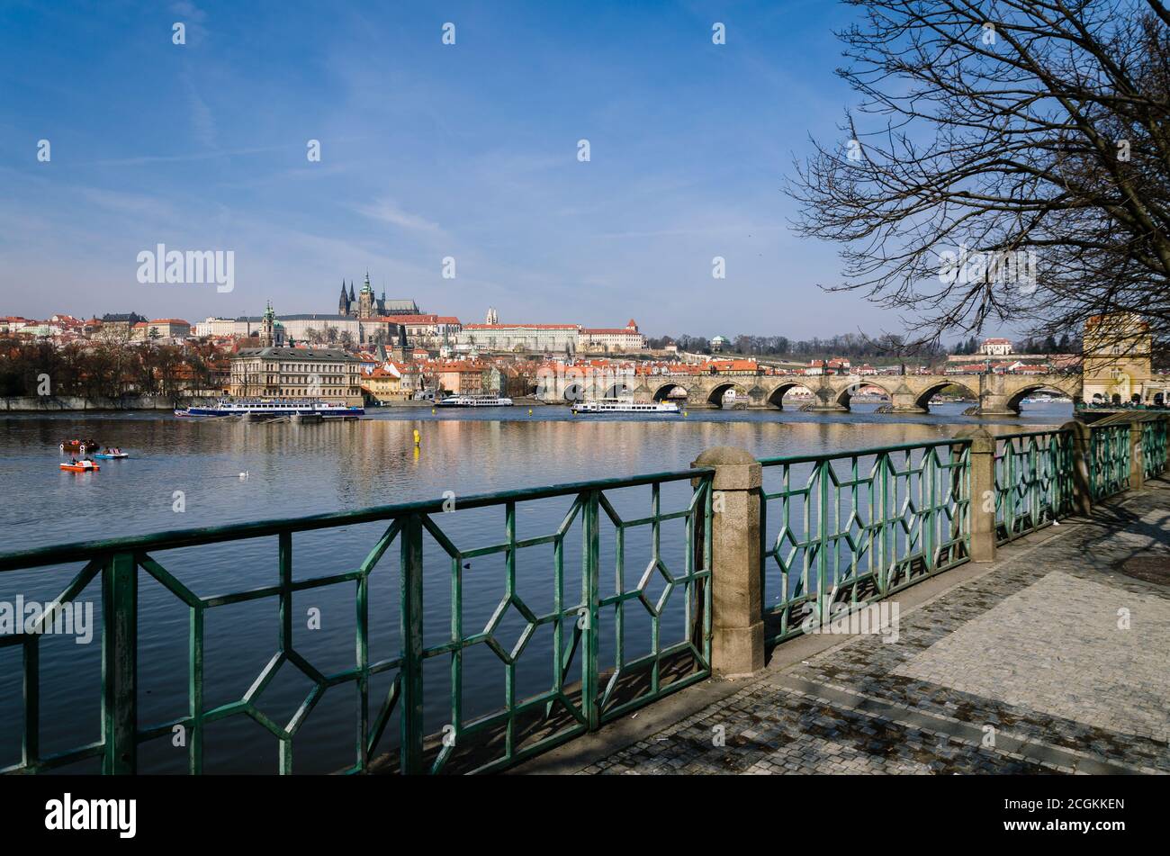 Prag Stadtlandschaft vom Flussufer in den Morgen, Tschechische Republik Stockfoto