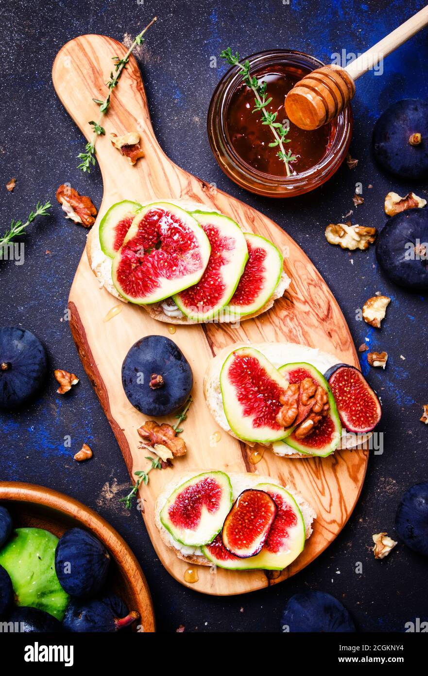 Sandwiches mit Cottege-Käse, blauen Feigen, Thymian und Honig, Draufsicht Stockfoto