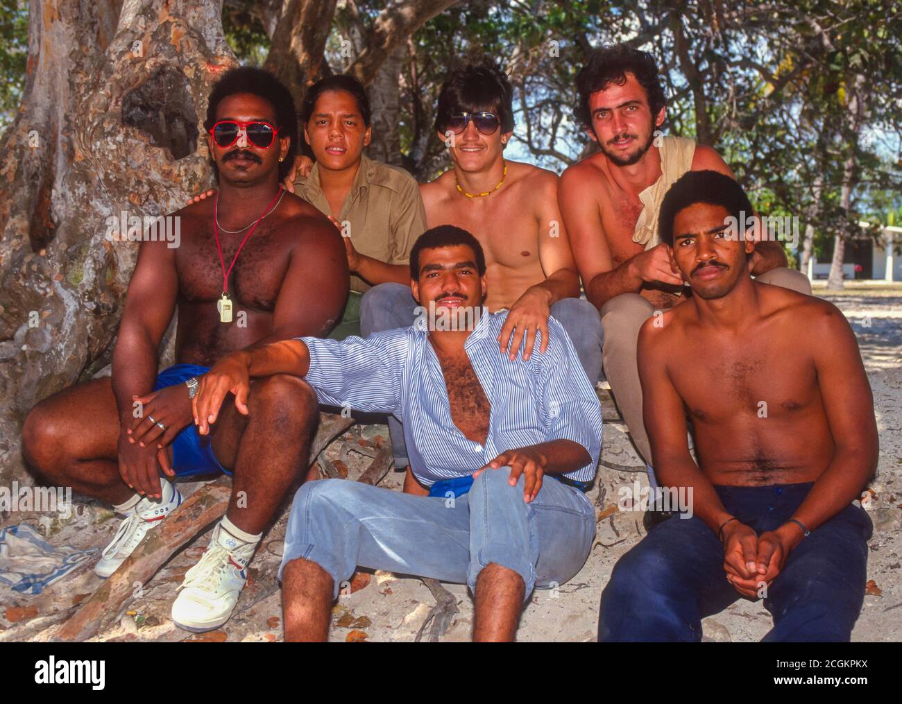 PLAYA GIRON, KUBA - Gruppe von kubanischen Freunden am Strand Playa Giron. Stockfoto